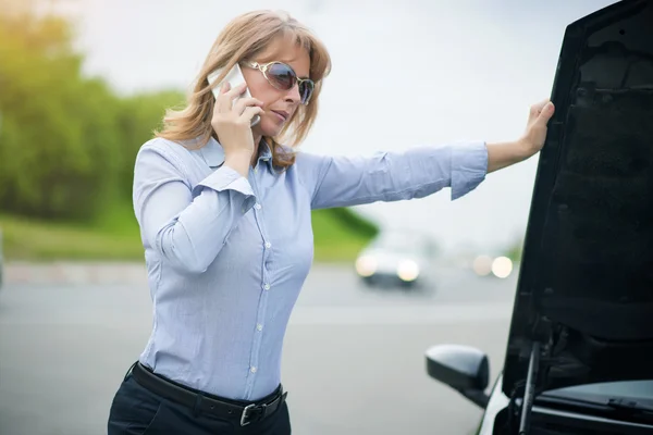 Reife Frau mit Auto-Ärger — Stockfoto