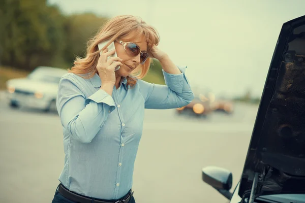 Car breakdown in the middle of the street, — Stock Photo, Image