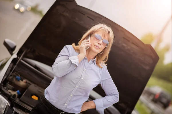 Žena s problémy s autem uprostřed ulice, po vůz br — Stock fotografie