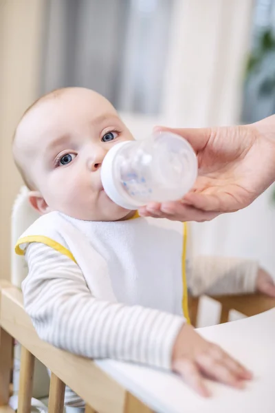 Babyjongen consumptiemelk — Stockfoto