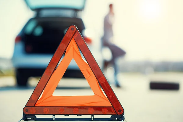 Problemas de carro, triângulo de aviso vermelho ! — Fotografia de Stock