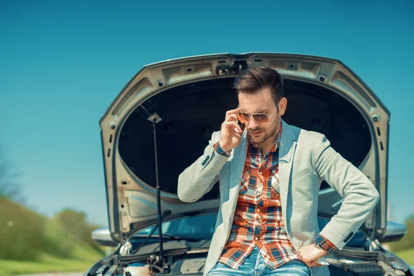 Homens que têm problema com o carro — Fotografia de Stock