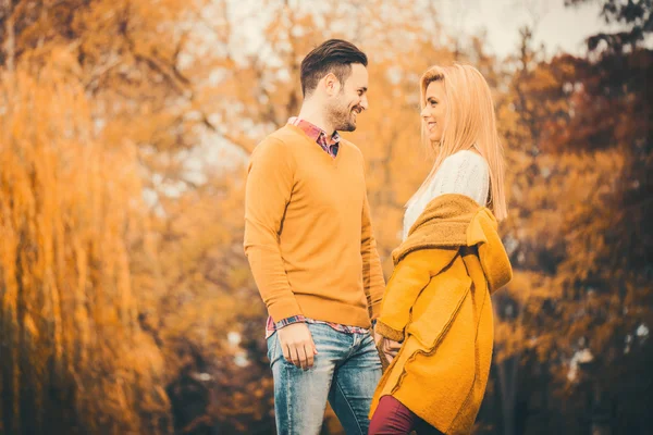 Glada unga par förälskade i parken — Stockfoto
