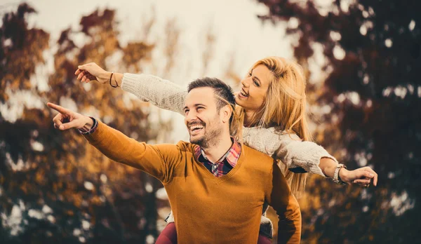 Pareja en el parque de otoño — Foto de Stock