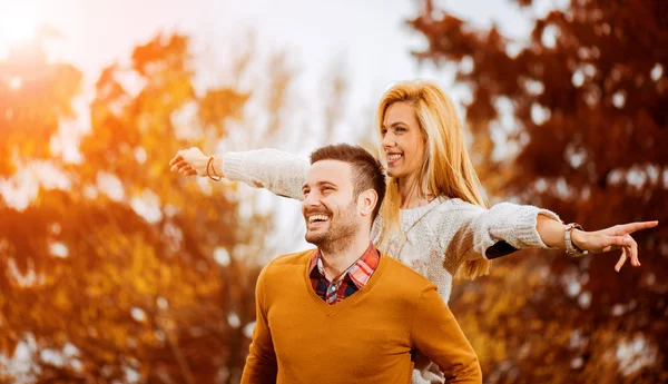 Jeune couple amoureux en plein air — Photo