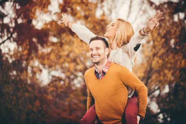 Feliz pareja joven — Foto de Stock