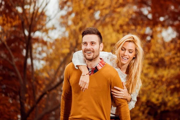 Couple in the autumn park — Stock Photo, Image