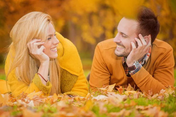 Счастливая пара наслаждается прекрасным осенним днем — стоковое фото