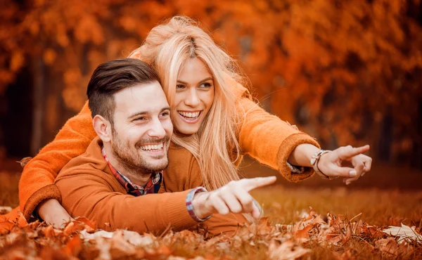 Podzimní láska, šťastný pár — Stock fotografie