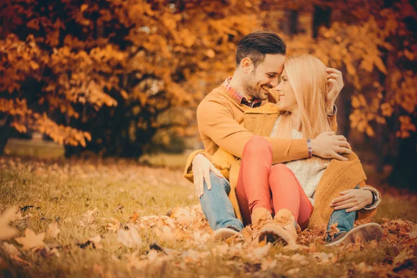 Glada unga par i höstparken — Stockfoto