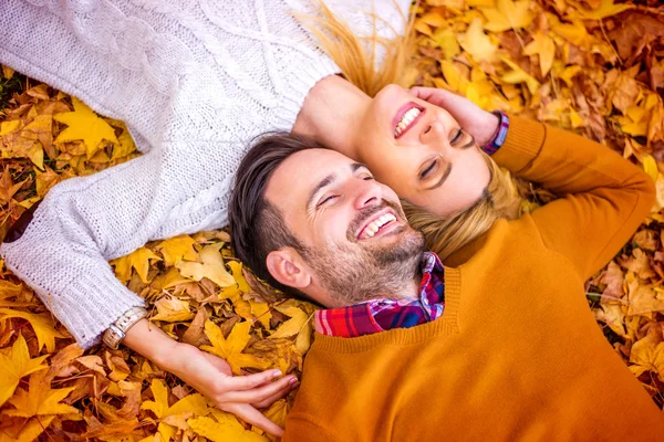 Gyönyörű pár élvezi a gyönyörű őszi nap — Stock Fotó