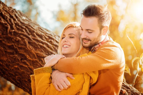 Glückliches Paar hat Spaß im Herbstpark. — Stockfoto