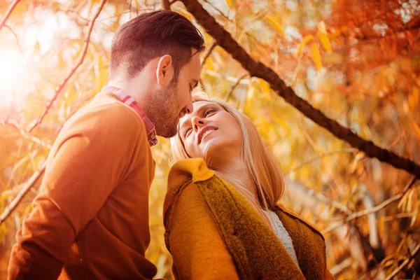 Joven pareja en amor al aire libre — Foto de Stock