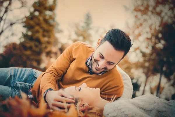 Paar verliefd in de herfst park — Stockfoto