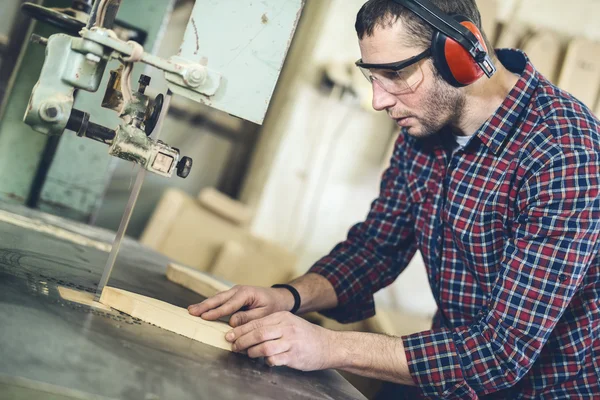 Tischler bei der Arbeit — Stockfoto