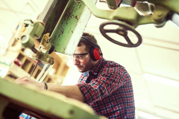 Nahaufnahme eines jungen Zimmermanns bei der Arbeit — Stockfoto