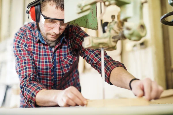 Nahaufnahme eines jungen Zimmermanns bei der Arbeit — Stockfoto
