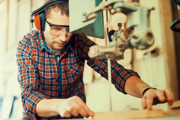 Nahaufnahme eines jungen Zimmermanns bei der Arbeit — Stockfoto