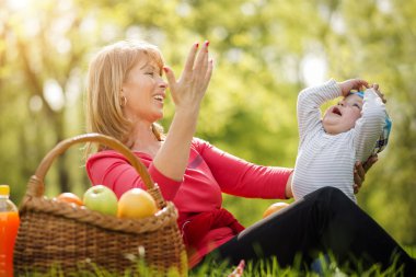 Anne ve bebek üzerinde piknik