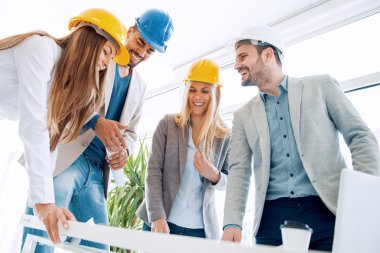 Mimari planlar kontrol inşaat işçileri 