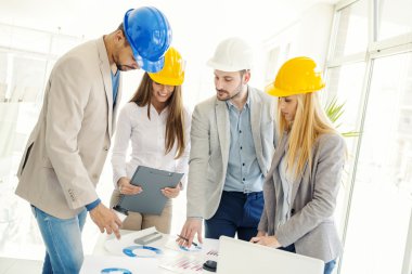 Mimari planlar kontrol inşaat işçileri