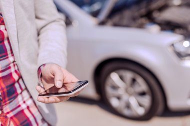 Akıllı telefon kullanarak adam ve araba sigorta ara