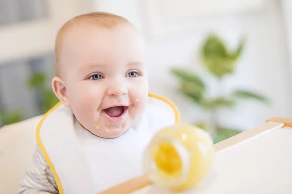 Felice bambino in seggiolone — Foto Stock