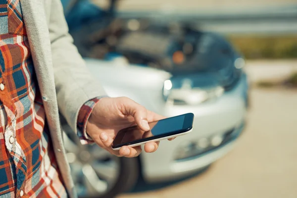 Ο άνθρωπος χρησιμοποιώντας smartphone μετά από τροχαίο ατύχημα — Φωτογραφία Αρχείου