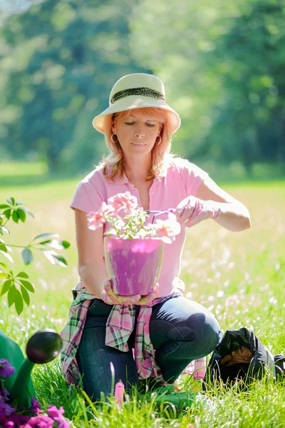 Krásná zralá žena zahradnictví — Stock fotografie