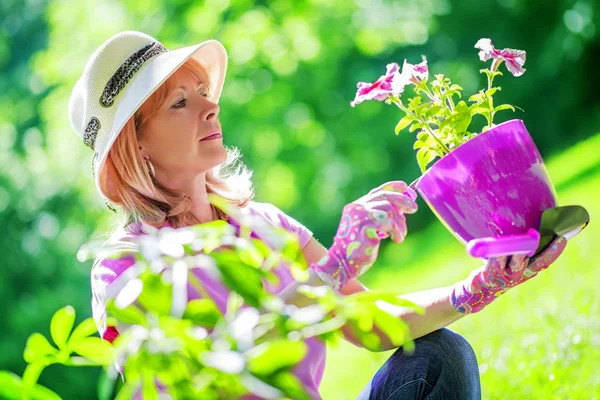 Žena sázet květiny — Stock fotografie