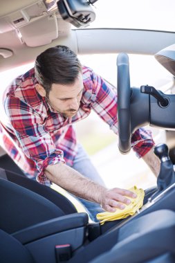 Adam arabasını iç temizlik