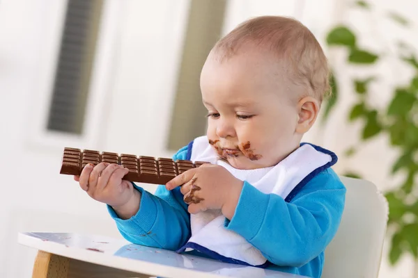 Bebé comiendo chocolate —  Fotos de Stock
