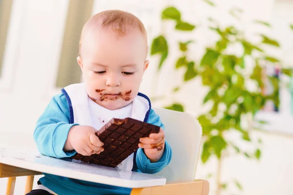 小男孩吃巧克力 — 图库照片