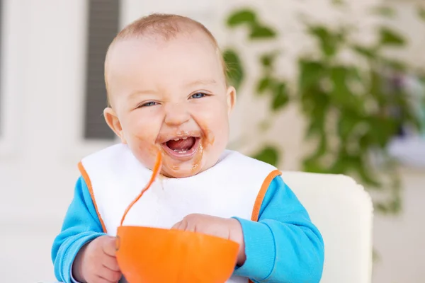 Bebé comiendo en casa —  Fotos de Stock