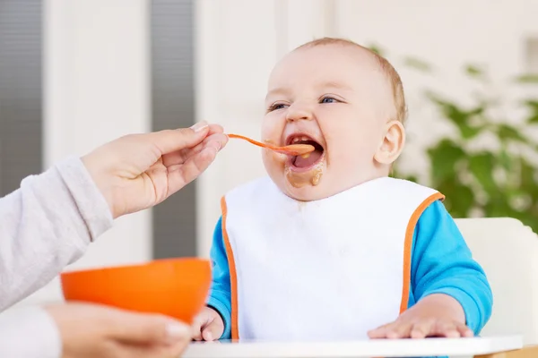 Baby mat äter — Stockfoto