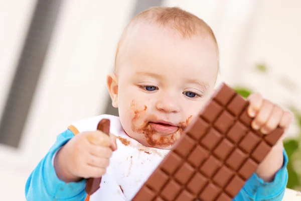 Pojke som äter choklad — Stockfoto