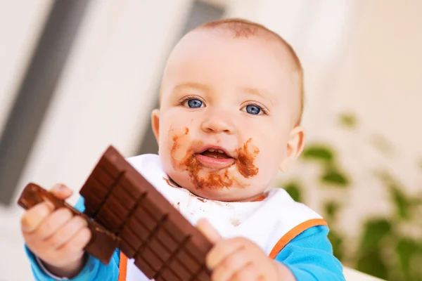 Baby eating chocolate — Stock Photo, Image