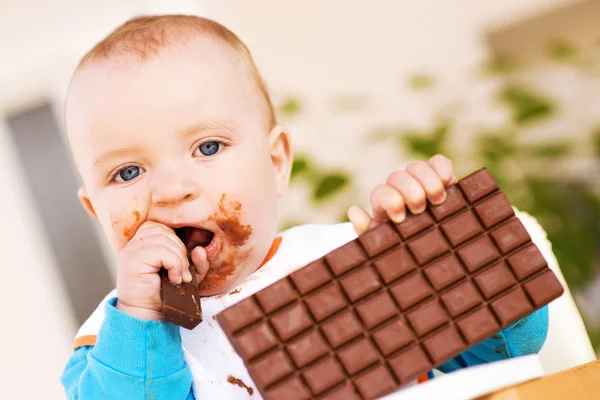 Bebê comer chocolate — Fotografia de Stock