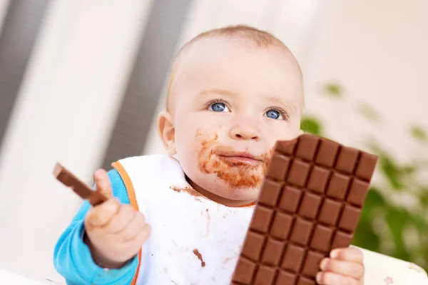 Pojke som äter choklad — Stockfoto