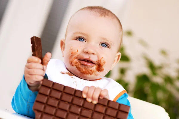 Menino comendo chocolate — Fotografia de Stock