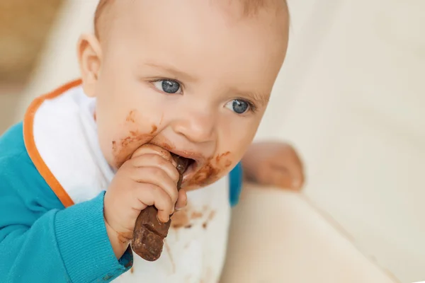 Menino comendo chocolate — Fotografia de Stock