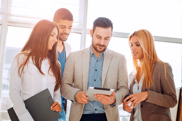 Trabajo en equipo en la oficina — Foto de Stock