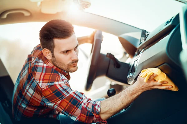 Hombre limpiando el interior de su coche — Foto de Stock