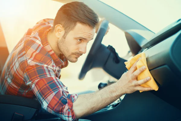 Mann reinigt das Armaturenbrett seines Autos — Stockfoto