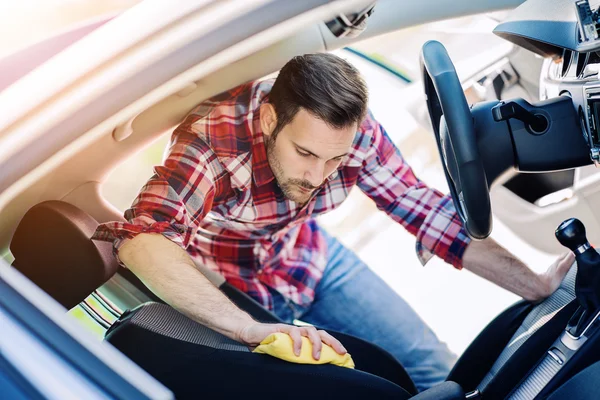 Muž, čištění interiéru auta — Stock fotografie