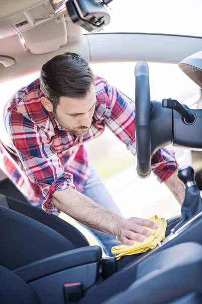 Mann säubert Innenraum seines Autos — Stockfoto