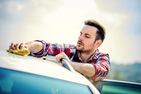 Muž s mikrovláknem otřít auto leštění — Stock fotografie