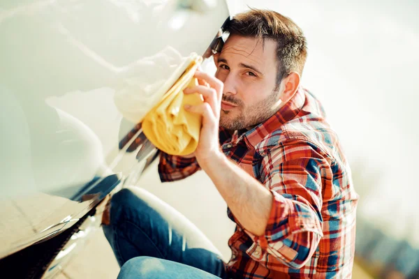 Genç adam arabasını temizlik — Stok fotoğraf