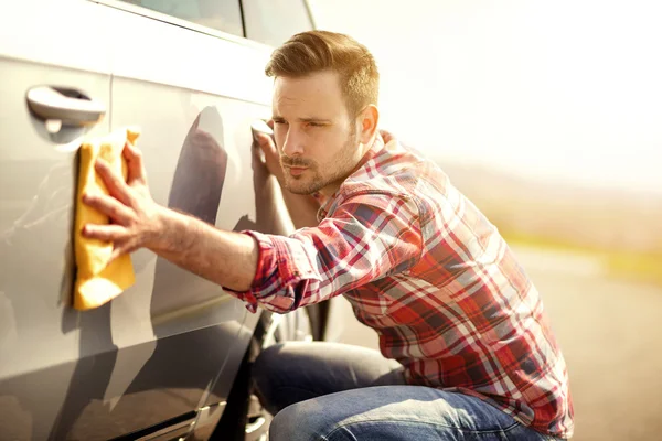 Άνθρωπος με μικροΐνες σκουπίστε το αυτοκίνητο στίλβωση — Φωτογραφία Αρχείου