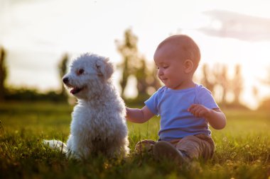 Onun köpek yavrusu ile mutlu bebek